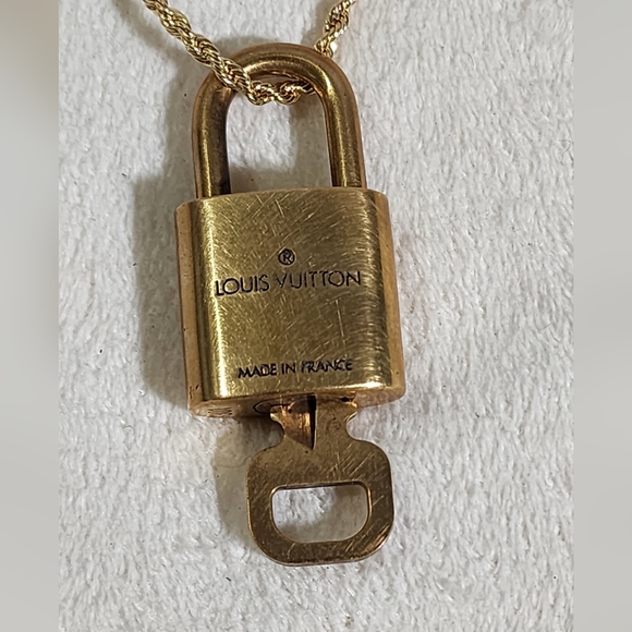 Louis Vuitton Lock & Key #301 with 18k gold plated chain. Hairline scratches - Picture 3 of 4